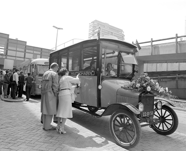 883704 Afbeelding van historische Ford T-autobus van de Geldersche Tramweg Maatschappij tijdens de optocht met ...